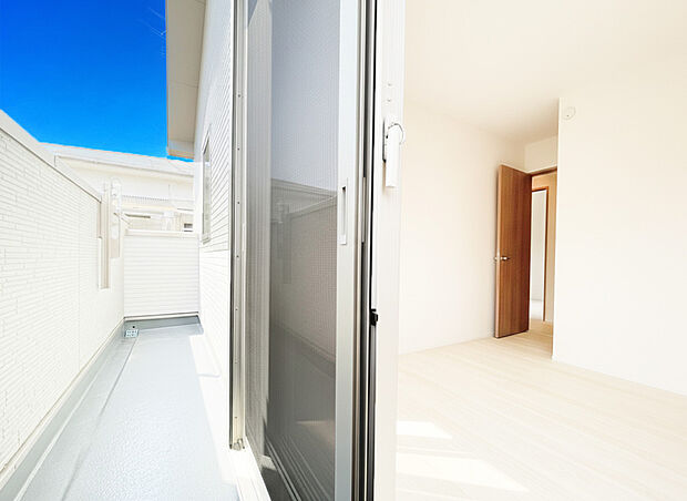 【洗練されたデザイン】毎日のお散歩も快適な緑に恵まれた閑静な住宅地は、伸び伸びスローライフを叶えてくれます。自然豊富な季節の移ろいを身近に感じられる環境で子育てすれば、お子様もきっと素直に成長してくれるはずです！