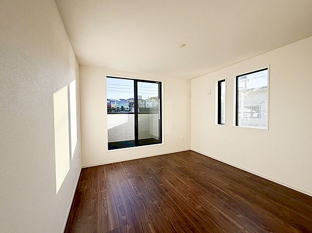 【居室】2面採光でお部屋の隅々まで明るい印象の居室。おひさまの光を、爽やかな風をたっぷりと取り込めます。居室内はいつも明るい印象ですので、気持ちの良い朝を迎えられそう。毎日の生活も自然と明るくなりますね。