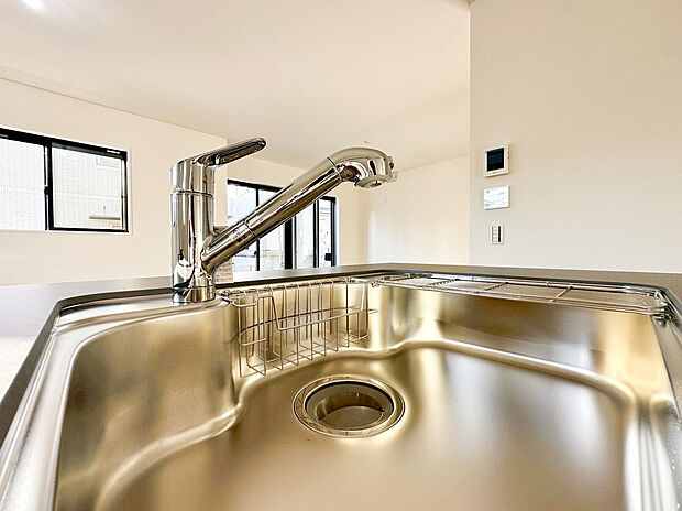 【浄水器】キッチンには浄水器を標準装備。最近は水を飲むという場面以外にも料理で使用したり、野菜を洗う場合もキレイな水で洗いたいという人が増えてきています！赤ちゃんのミルク用としても重宝いただけます。