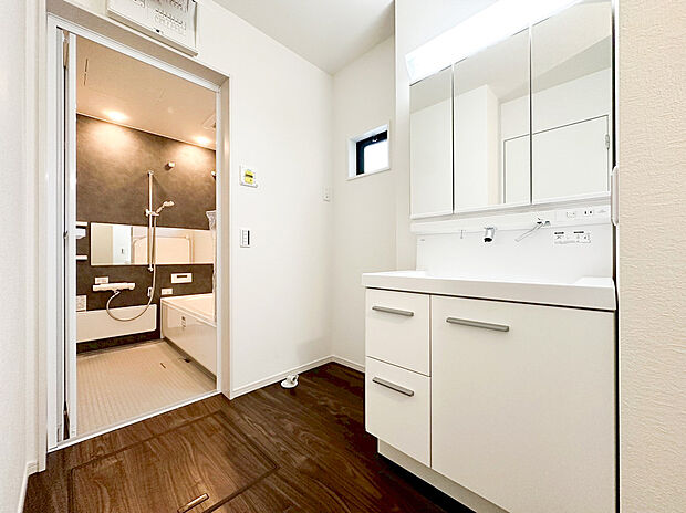 【洗面化粧台】ゆとりの洗面スペースで朝の身支度も快適スムーズに。３面鏡で髪のセットやお化粧もストレスなくこなせ、朝から気分良く通勤通学に向かえそうですね！鏡の裏にはたっぷりと収納スペースを標準装備！