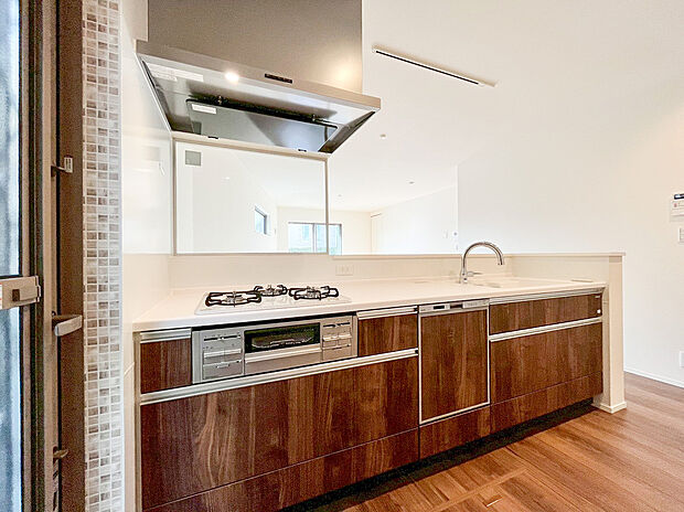 【キッチン】ご家族と会話をしながらのお料理は楽しいですね。出来上がった料理をお子さんが運ぶなどお手伝い時間も増えそう！