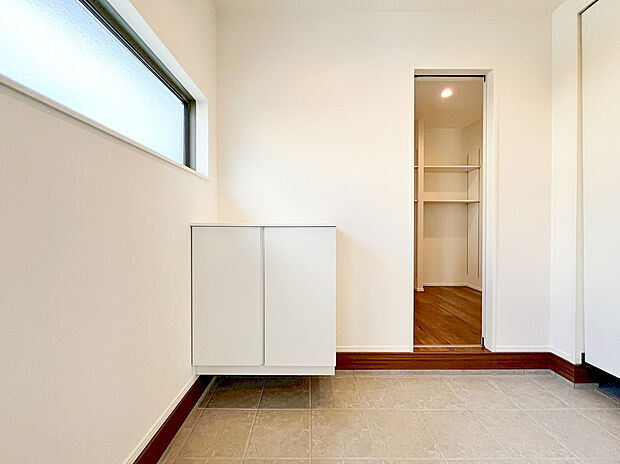 【シューズインクローゼット】大容量のウォークインシューズクローゼットが嬉しい住まい。ご家族全員の靴はもちろん、お子様のおもちゃやベビーカー、パパのゴルフバック、カー用品などかさ張る物もスッキリまとめておしまい頂けます。