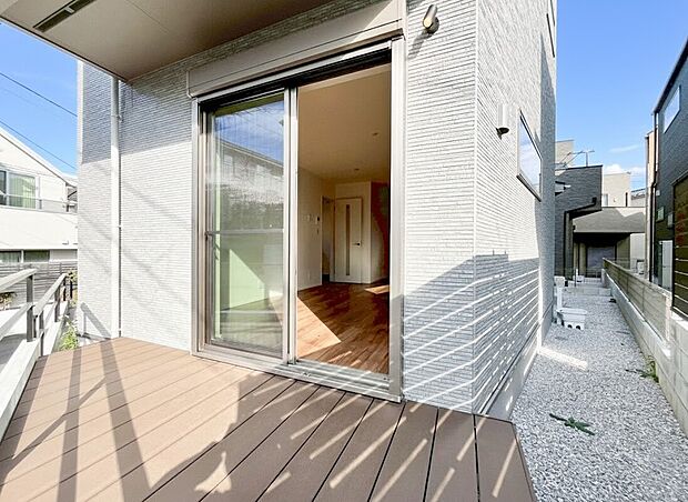 【ウッドデッキ】リビングと繋がる、開放的なウッドデッキテラス！ 青空の下、心地よい日差しと風を感じながら、ティータイムや読書を楽しめます。お子様やペットとの遊び場としても最適。