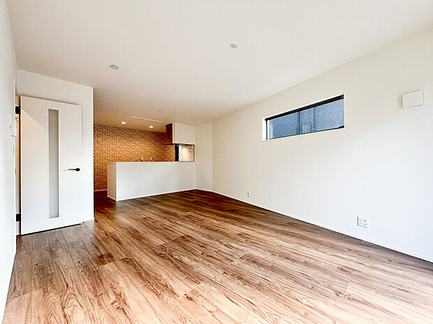 【リビング】大切な家族が集まるからこそこだわりたいLDK。休日はお陽さまの光をたっぷりと取り込めるぽかぽかリビングで過ごしませんか。