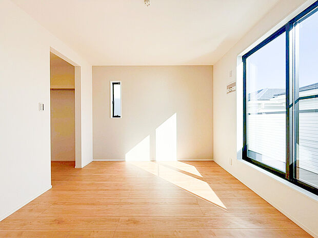 【居室】大きな窓からたっぷりの陽光が降り注ぐ、まさに陽だまりのような空間です。家具を選ばないシンプルで心地よいデザインを演出。窓辺に差し込む光は、時間の経過とともに表情を変え、日々の暮らしに彩りを与えます。