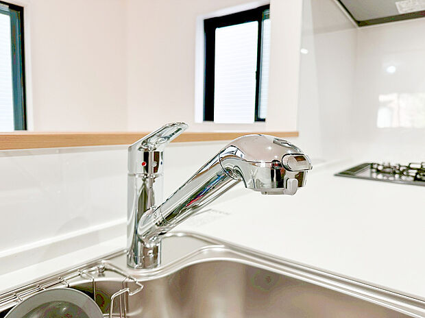【浄水器】キッチンには浄水器を標準装備。最近は水を飲むという場面以外にも料理で使用したり、野菜を洗う場合もキレイな水で洗いたいという人が増えてきています！赤ちゃんのミルク用としても重宝いただけます。