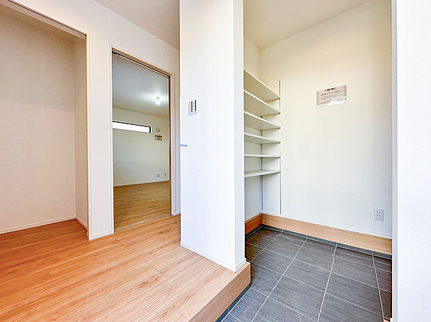 【シューズインクローゼット】大容量のウォークインシューズクローゼットが嬉しい住まい。ご家族全員の靴はもちろん、お子様のおもちゃやベビーカー、パパのゴルフバック、カー用品などかさ張る物もスッキリまとめておしまい頂けます。