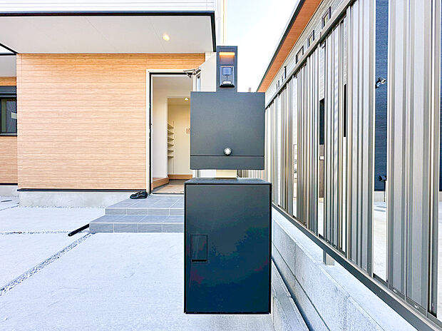 【宅配ボックス】ポスト兼宅配ボックスは不在時に荷物の受け取りが可能です。郵送物の到着時間を気にせず過ごせる便利な設備ですね。