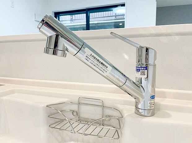 【浄水器】キッチンには浄水器を標準装備。最近は水を飲むという場面以外にも料理で使用したり、野菜を洗う場合もキレイな水で洗いたいという人が増えてきています！赤ちゃんのミルク用としても重宝いただけます。