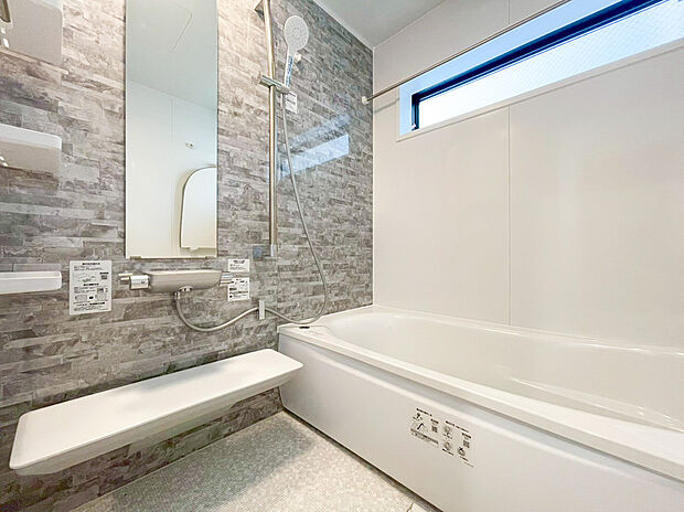 【ユニットバス】ユニットバスはゆったりとくつろげる1坪タイプ。足までしっかりと伸ばせる浴槽は、心身ともにしっかりと疲れを癒してくれます。お子様とも一緒に浸かれ、ご家族みんなで一緒にバスタイムを楽しめますね♪