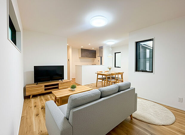 【リビング】ご家族だんらんのスペースとなるリビング。家具の配置がしやすい広さを確保しつつ、窓が多い設計は色々な角度から光が取り込めるこだわりの間取りです。明るいリビングで寛ぐ新しい生活をスタートさせてみませんか。