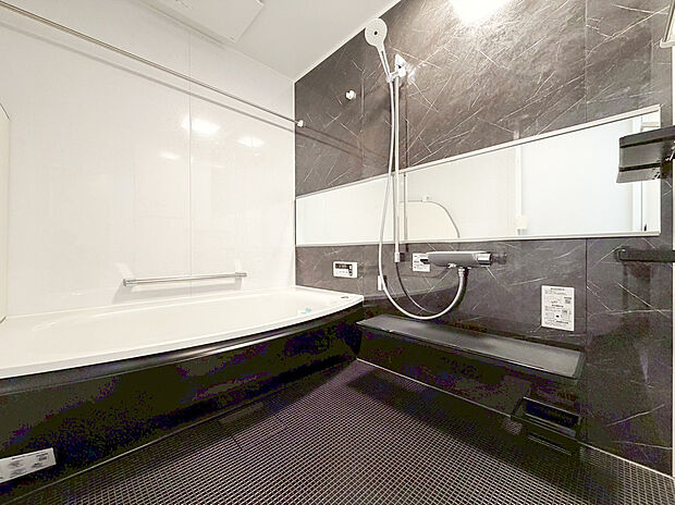 【1.25帖ユニットバス】ご家族との憩いの場として、一日の疲れを癒す場として、ゆったりと足を伸ばしてくつろげる綺麗で清潔感のある色味の浴室。気持ちの良い光と爽やかな風をたっぷりと取りこめる開閉式の窓も設置しています。