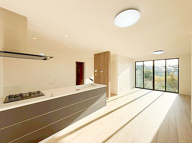 【リビング】大切なご家族が集まるからこそＬＤＫはこだわりたいですよね！休日はおひさまの光をたっぷりと取りこめるリビングでゆったりと過ごしませんか？子供たちが元気に笑いながら走り回っている姿が目に浮かぶ空間です。