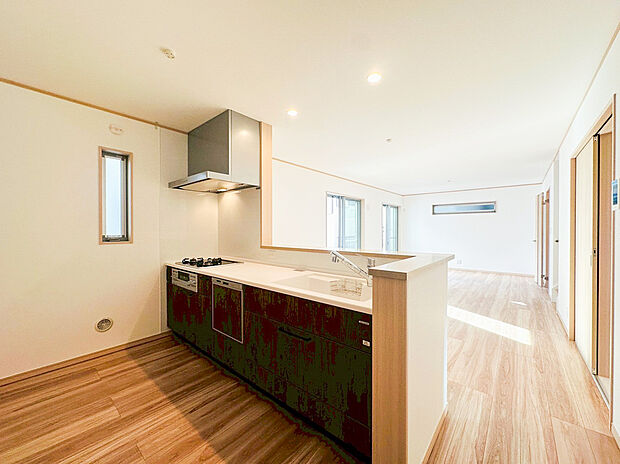 【キッチン】リビング対面式のカウンターキッチンですので、出来上がったお料理をカウンターに並べてお子様が運ぶなど、お手伝いの時間も増えそうですね！ご家族と会話をしながらお料理を楽しめ一体感を感じられるキッチン仕様。