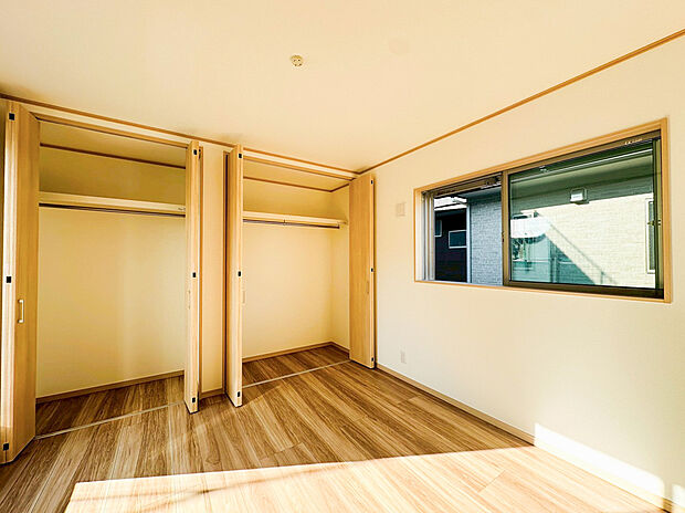 【洋室】2面採光でお部屋の隅々まで明るい印象の居室。おひさまの光を、爽やかな風をたっぷりと取り込めます。居室内はいつも明るい印象ですので、気持ちの良い朝を迎えられそう。毎日の生活も自然と明るくなりますね。