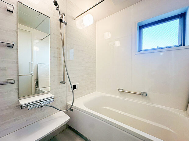 【ユニットバス】ゆったり入れる一坪バス。足を伸ばして入れるサイズは一日の疲れを癒すのに嬉しい広さですね。またお子様と一緒の入浴も充分な広さです。追い焚き機能や保温機能付きで快適なバスタイムをお楽しみください。