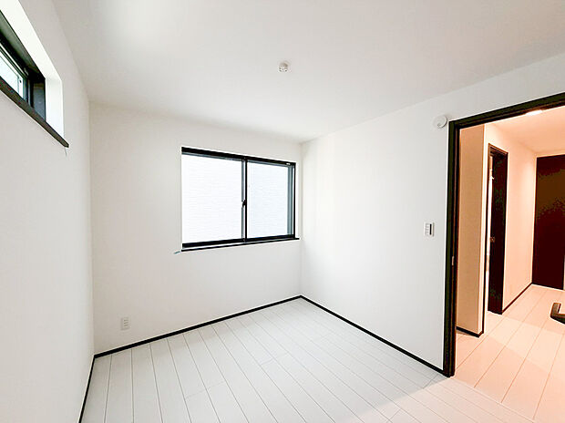 【居室】家族の成長に寄り添う、ゆとりある居室空間。子ども部屋としてはもちろん、学びや遊びの場としても活躍し、年齢に応じて柔軟に使える設計が魅力です。窓から差し込む自然光が、毎日の暮らしに優しい彩りを添えます。