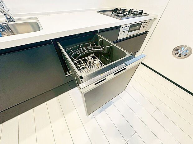 【食洗機】食器洗乾燥機付きで家族の食器もピカピカ。後片付けもラクラクこなせて、環境にもママの手にも優しい設備です。システムキッチン内に納まっているので、お料理の邪魔にもならずスッキリ快適にご利用いただけます。