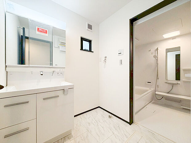 【洗面化粧台】たっぷりの大型収納を設けたシャワー付き洗面台で快適な暮らしを。収納力と機能性に優れたお手入れラクラクのゆったりとした洗面台で、朝の忙しい時間でも身支度準備がスムーズに出来そうですね。