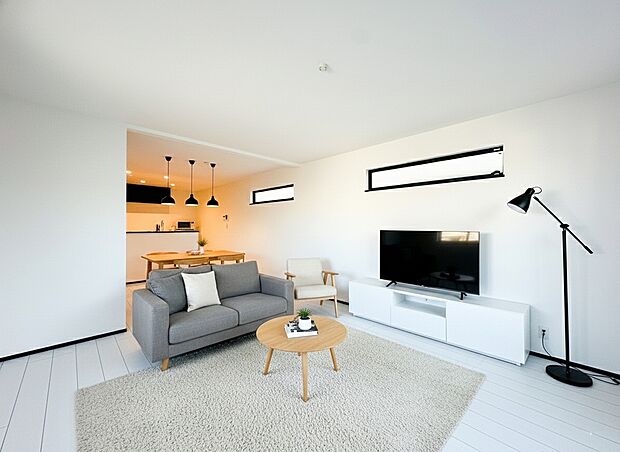 【リビング】家族の一体感を感じられる広々とした19帖のスペース。家族と過ごす時間を大切にする方にピッタリのゆとりの住空間です。お子様が元気に走り回っても安心して見守れます。家族の笑い声が今にも目に浮かびそう。