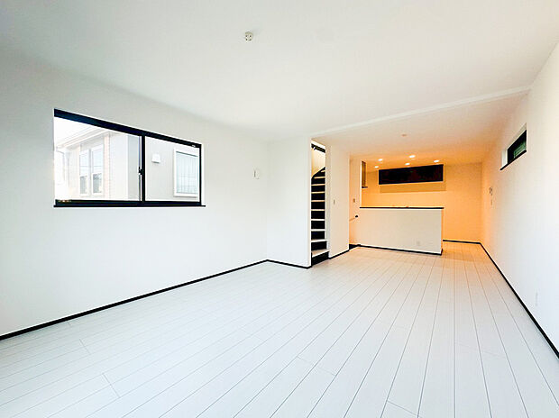 【リビング】19帖の広々LDKは導線もしっかりと取れているので、ダイニングテーブルやソファー、ローテーブルなどの家具もしっかりと配置できます。ゆったりとした広さの空間でご家族だんらんの時間をお過ごしください。