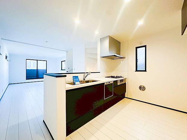 【キッチン】リビングで遊ぶお子様を見守りながらお料理が出来る対面式カウンターキッチンは、料理をしながらでもご家族との会話を楽しめます!大切なご家族をいつも身近に感じられ、毎日のお料理も楽しくなりますね!