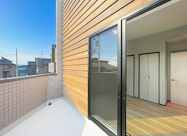 【落ち着いた住環境】南からの明るい光が差しこむ陽だまりの空間。南に大きく面したバルコニーでお洗濯も干せばあっという間に乾きそうで家事もスムーズにこなせますね!乾いたお洗濯物からは太陽の匂いが感じられる心地よさ。