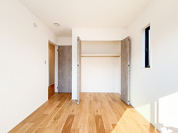 【居室収納】全居室には大型の収納クローゼットを完備！普段使いのお洋服や小物はもちろん、季節物のお洋服などもしっかりと整理整頓おしまい頂けます。居室空間をより広く隅々までお使いいただけますね。