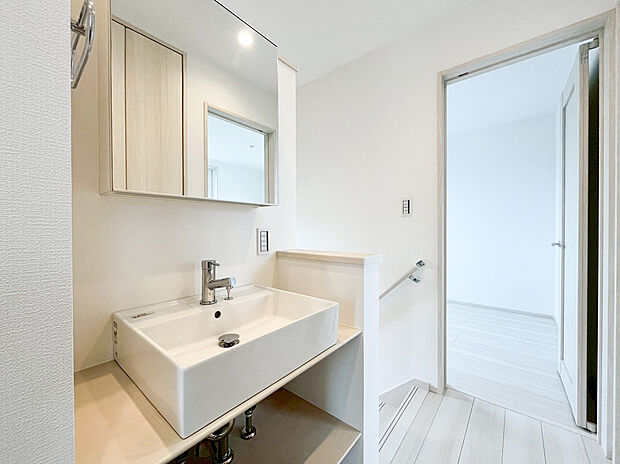 【独立洗面台（2階）】2階に独立洗面台があると、朝の支度が分散できて混雑を回避。帰宅後の手洗い動線もスムーズで、生活リズムにゆとりが生まれる便利な住まいです。