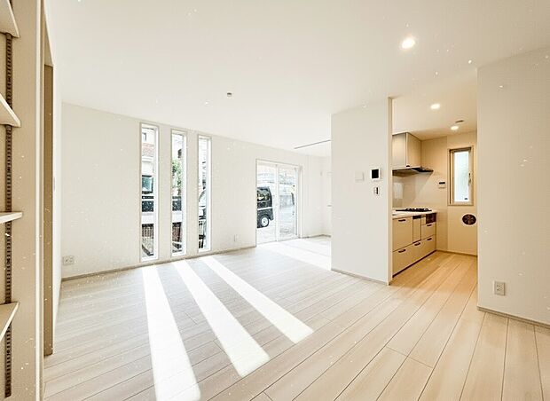 【リビング】オープンでのびやかな空間を生み出す、こだわりの広がりとゆとり。家族と過ごす時間を大切にしたい方にぴったりの明るくゆとりある住空間です。南側の窓からの日差しがリビングの隅々までしっかりと届きます！