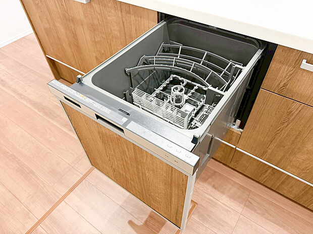 【食洗機】食器洗乾燥機付きで家族の食器もピカピカ。後片付けもラクラクこなせて、環境にもママの手にも優しい設備です。システムキッチン内に納まっているので、お料理の邪魔にもならずスッキリ快適にご利用いただけます。