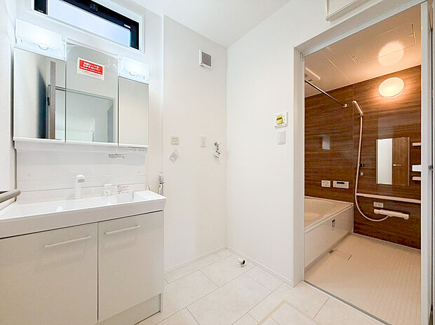 【洗面化粧台】たっぷりの大型収納を設けたシャワー付き洗面台で快適な暮らしを。収納力と機能性に優れたお手入れラクラクのゆったりとした洗面台で、朝の忙しい時間でも身支度準備がスムーズに出来そうですね。