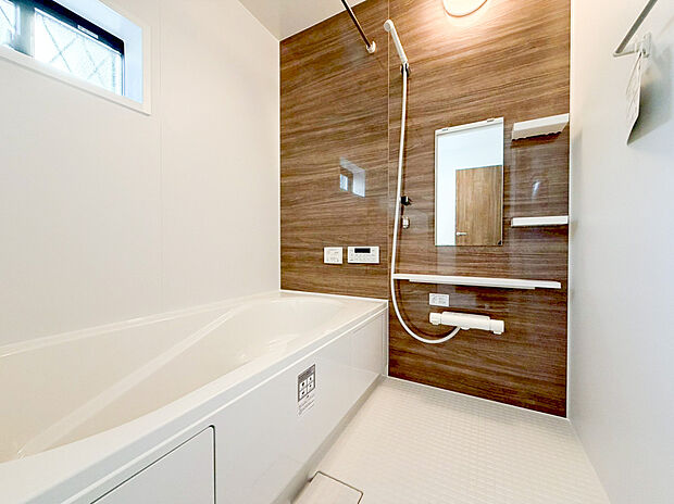 【ユニットバス】ゆったりと寛げる広々1坪バス。殆どの方は足を伸ばして入浴することが可能で一日の疲れを癒す貴重なバスタイムです。お子様とご一緒でも十分な広さなので、リビングとは違った家族団欒のひと時をお楽しみ下さい。