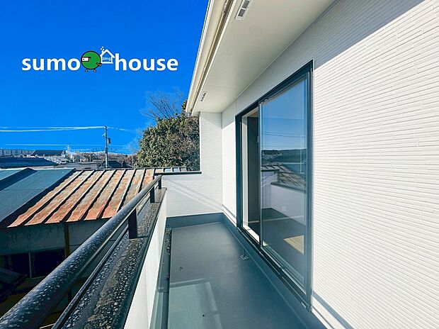 【落ち着いた住環境】閑静な住宅地で子育て家族にピッタリ。毎日のお散歩も快適な緑に恵まれたエリアで、自然に包まれた穏やかな暮らしを実現するための、ゆとりある住環境が整っています。緑の潤いを感じながらホッと生活できそう。