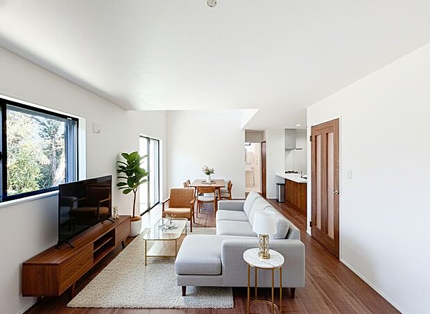 【リビング】光が差し込む明るい約20帖のLDKは、家具を置いてもゆとりがある広さ 。開放的な吹き抜け天井がさらなる解放感を演出し、家族の繋がりを育みます 。