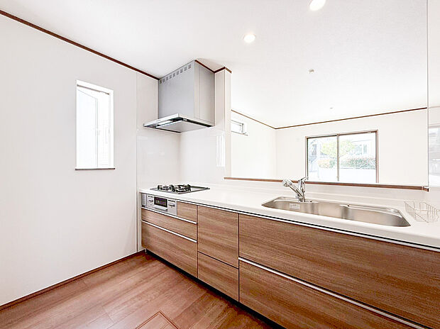 【キッチン】リビングで遊ぶお子様を見守りながらお料理が出来る対面式カウンターキッチンは、料理をしながらでもご家族との会話を楽しめます！大切なご家族をいつも身近に感じられ、毎日のお料理も楽しくなりますね！