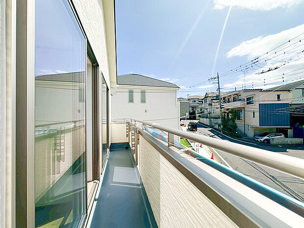 【落ち着いた住環境】まるで一枚の絵画のように、建築そのものが芸術となる住まい。最高峰のデザイナーズ住宅は、素材・空間・光の三位一体によって生み出される静謐と力強さを併せ持つ存在です。