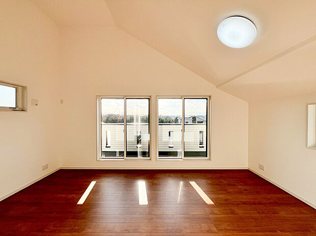 【リビング】開放感あふれる高天井の吹き抜け設計により、実際の面積以上の広がりを感じられる住空間となりました 。便利なロフトスペースは、季節物の収納はもちろん、秘密基地のような遊び心ある使い方も可能です 。