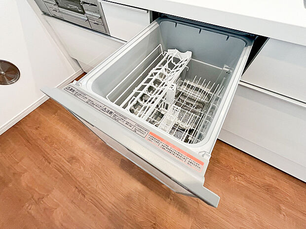 【食洗機】食器洗乾燥機付きで家族の食器もピカピカ。後片付けもラクラクこなせて、環境にもママの手にも優しい設備です。システムキッチン内に納まっているので、お料理の邪魔にもならずスッキリ快適にご利用いただけます。