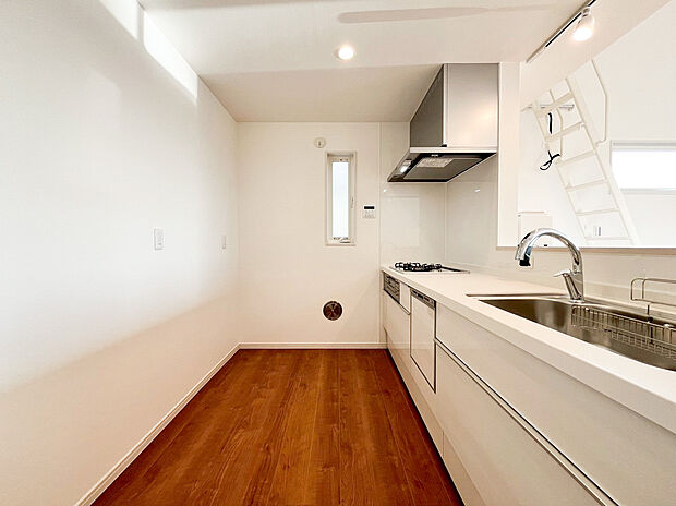 【システムキッチン】新しいキッチンは食事の支度が捗ります。お手伝いをしてくれるお子様と並びながら準備や片付けが出来るキッチンは、ご家族のコミュニケーションを育む場として活躍します。何気ない時間ですが、大切にしたいですね。