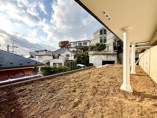 【落ち着いた住環境】四季を通じて自然と触れ合えるスポットが周辺には盛りだくさん！お散歩やジョギング、週末のご家族での遊びに最適です。目の前に広がる開放感とゆとり、暮らしの夢を育む理想の住まいがここにはあります。