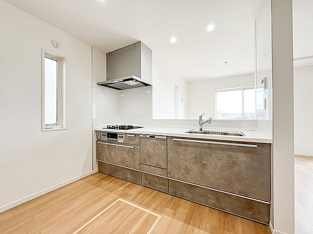 【キッチン】家事の負担を軽減する食器洗浄乾燥機や、美味しいお水がいつでも使える浄水器を標準装備 。収納も豊富なシステムキッチンで、生活感を感じさせないスタイリッシュで機能的な空間を実現します 。