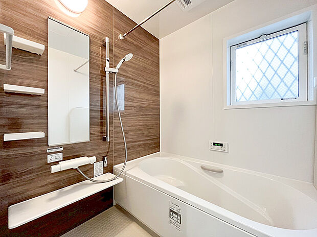 【ユニットバス】ご家族との憩いの場として、一日の疲れを癒す場として、ゆったりと足を伸ばしてくつろげる綺麗で清潔感のある色味の浴室。気持ちの良い光と爽やかな風をたっぷりと取りこめる開閉式の窓も設置しています。