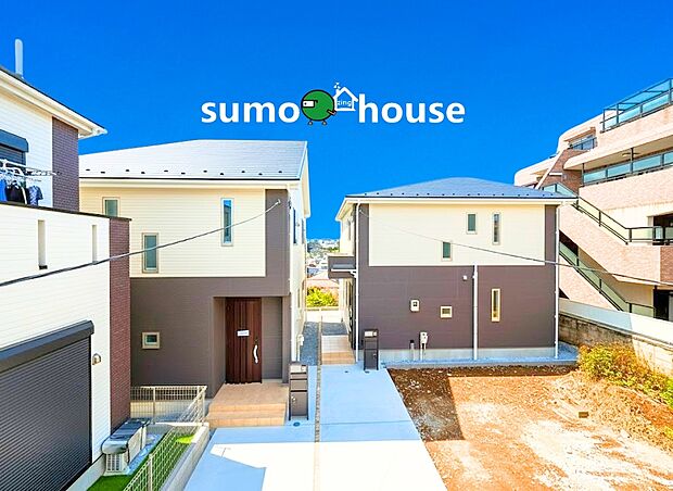 【洗練されたデザイン】白とダークカラーのコントラストが美しい、モダンでスタイリッシュな外観デザインが目を引きます 。建物前面にはゆとりあるカースペースが確保されており、毎日の車の出し入れもスムーズです。