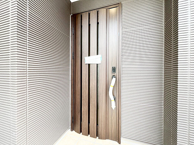 【スマートな配色の玄関】深く豊かな緑と爽快な青い空を感じる、まるで杜の中に暮らすような心地よさを存分に堪能いただける邸宅です。最高グレードの設備仕様が標準装備の新築住宅で快適で便利な生活をお送り頂ける一品です。