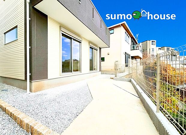 【洗練されたデザイン】明るいベージュとシックなブラウンのツートンカラーが映える、モダンで清潔感あふれる外観が魅力です 。高台の立地を活かした設計で、前面には開放的なカースペースや専用の庭先が確保されており、日当たりも良好。