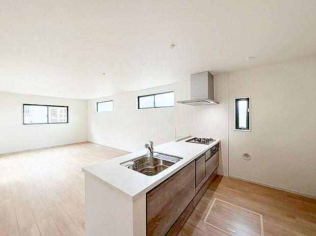 【キッチン】リビングに降り注ぐ明るい日差しがそのままキッチンにも柔らかく降り注ぐ明るい印象のキッチン廻り。リビングとキッチンの間に壁を設けてないフルオープンタイプですので、空間に一体感を感じられます。