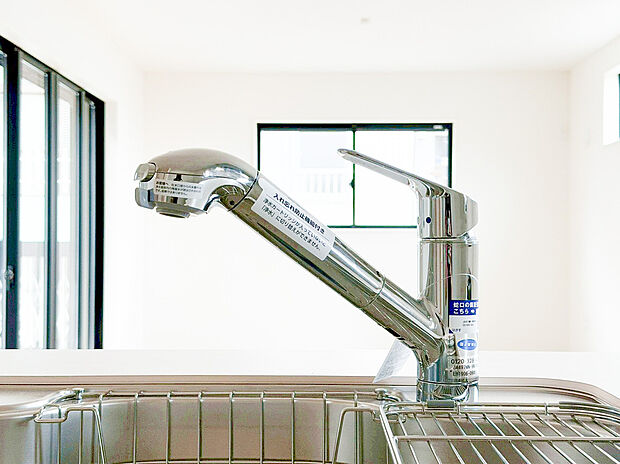 【浄水器】キッチンには浄水器を標準装備。最近は水を飲むという場面以外にも料理で使用したり、野菜を洗う場合もキレイな水で洗いたいという人が増えてきています！赤ちゃんのミルク用としても重宝いただけます。