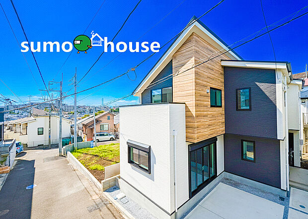 【落ち着いた住環境】第一種低層住居専用地域の良好な住環境が保たれたエリア。低層の一戸建てを中心とした街並みが整然と続き、周辺は高い建物が建っていないので、採光や開放性に恵まれ、空が広く緑の多い閑静な趣を感じる環境です。