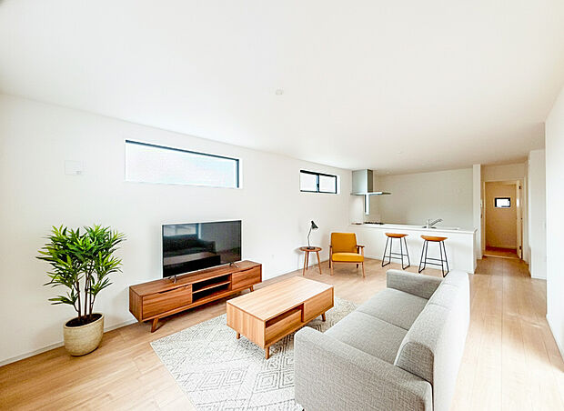 【リビング】大切なご家族が集まるからこそＬＤＫはこだわりたいですよね！休日はおひさまの光をたっぷりと取りこめるリビングでゆったりと過ごしませんか？子供たちが元気に笑いながら走り回っている姿が目に浮かぶ空間です。